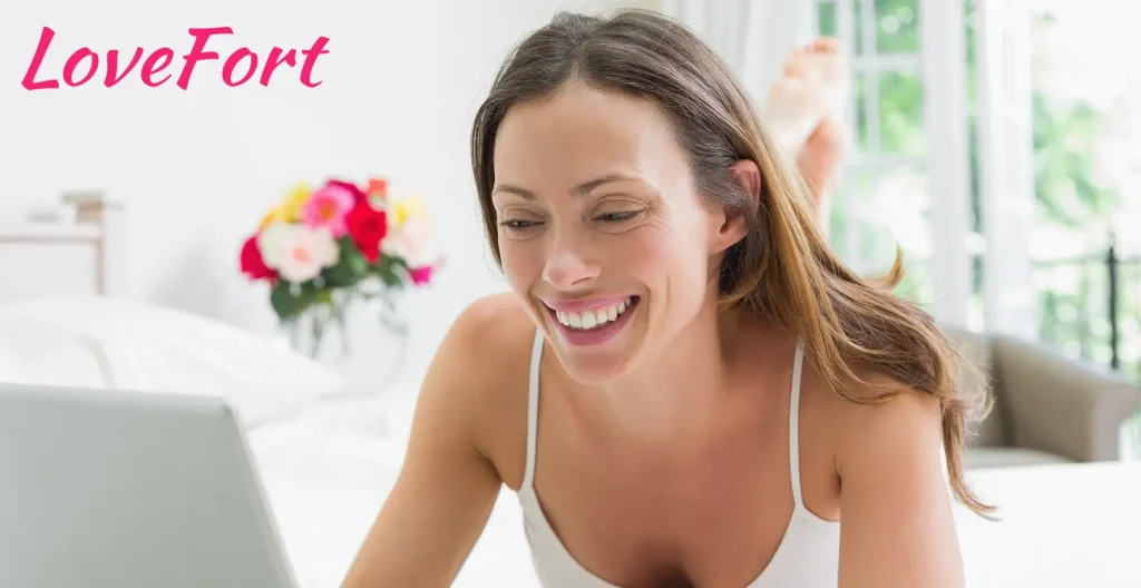 Woman is chatting on LoveFort.com